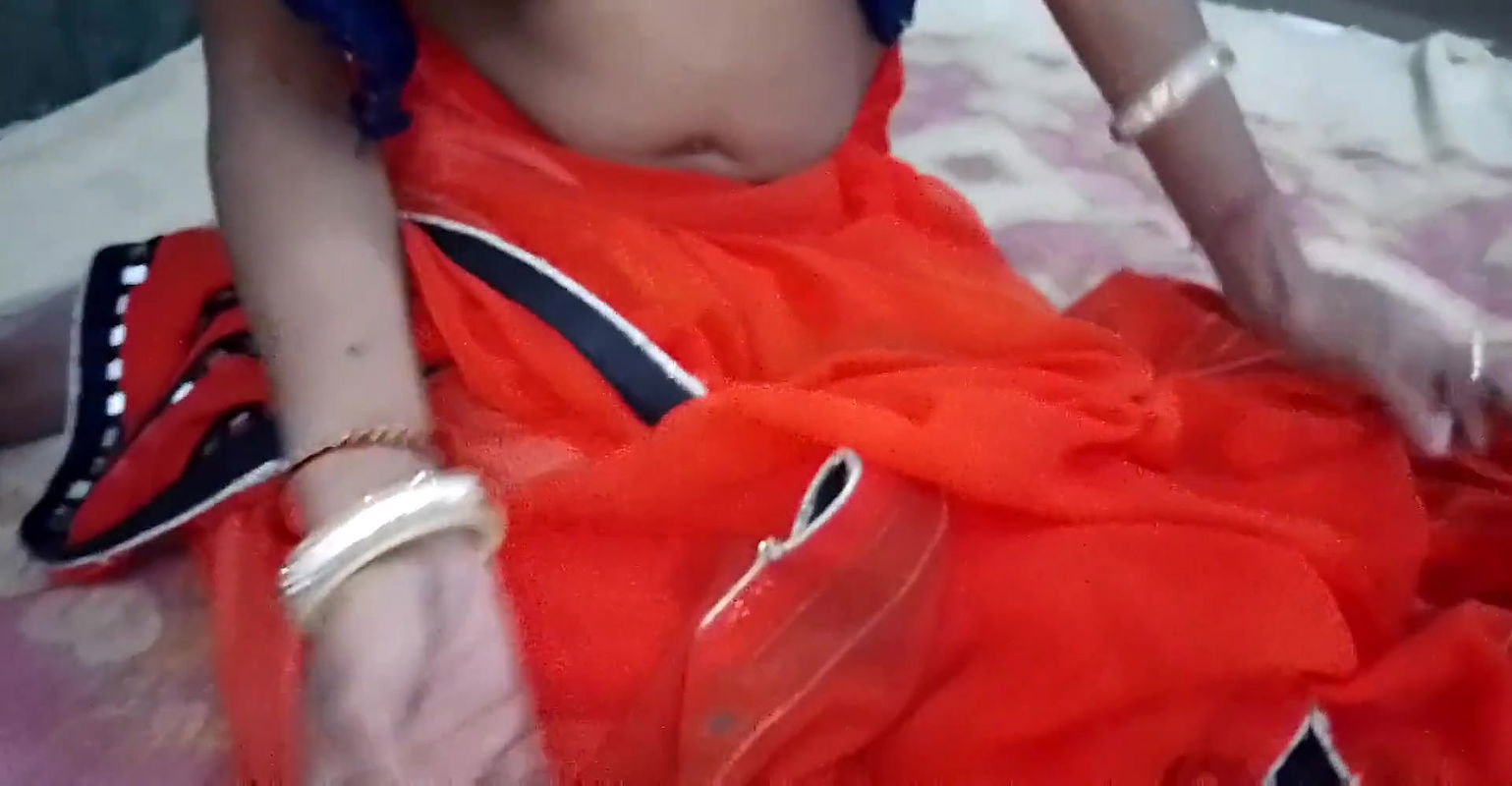 Indian Village bhabhi ko gand ke niche takiya lagakar choda bhabhi se land chuswaya or choot fad di Devar bhabhi ki Desi chudai