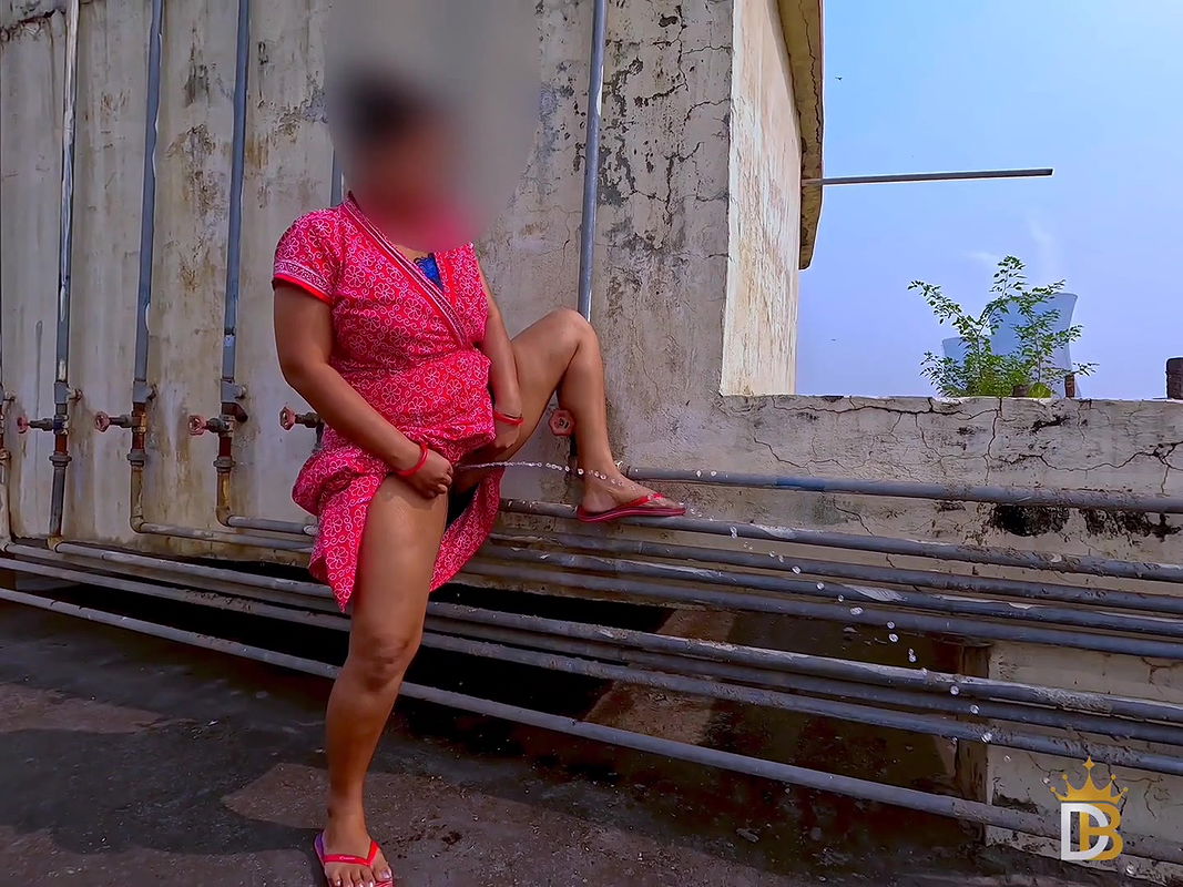 desi bhabhi outdoor standing pee