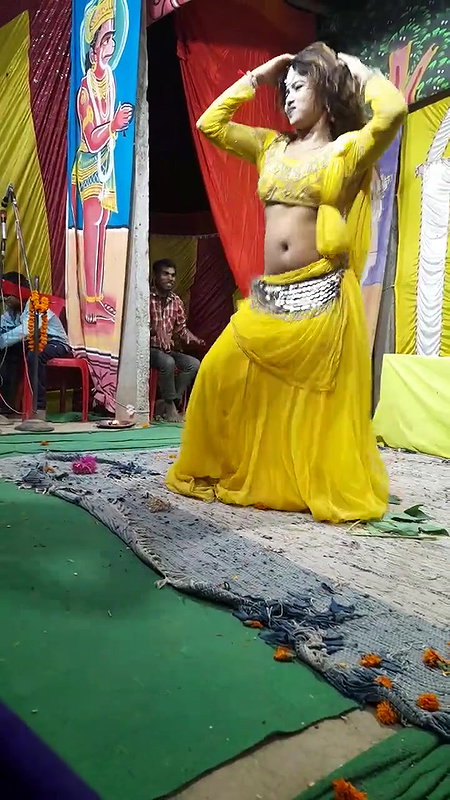 Big navel girl hot dance