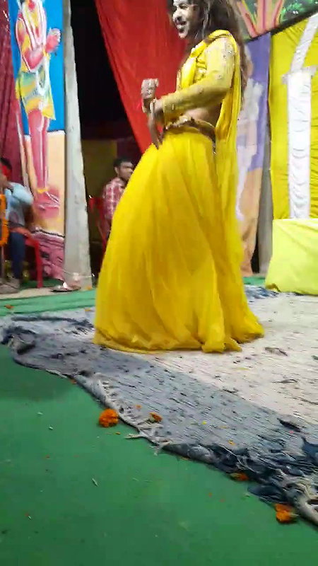 Big navel girl hot dance