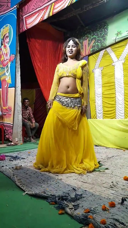 Big navel girl hot dance
