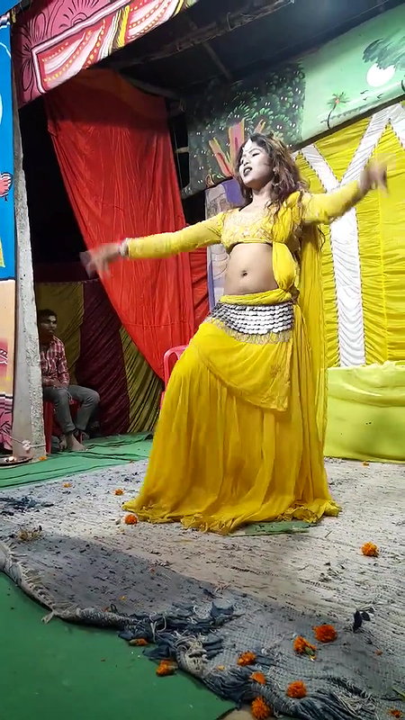 Big navel girl hot dance