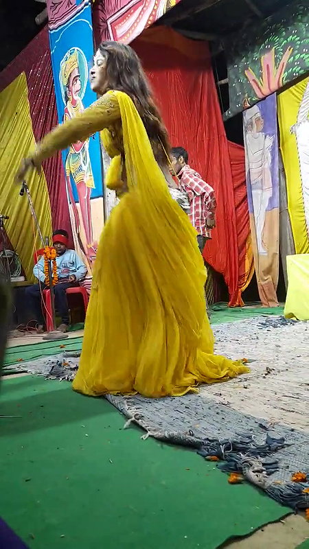 Big navel girl hot dance