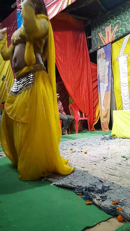 Big navel girl hot dance