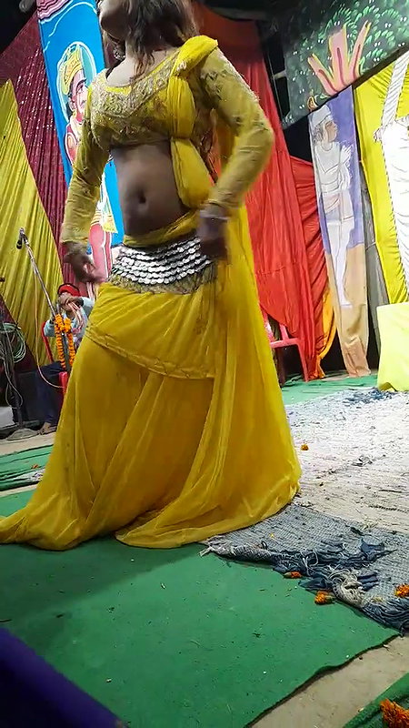 Big navel girl hot dance