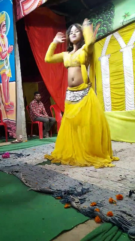 Big navel girl hot dance