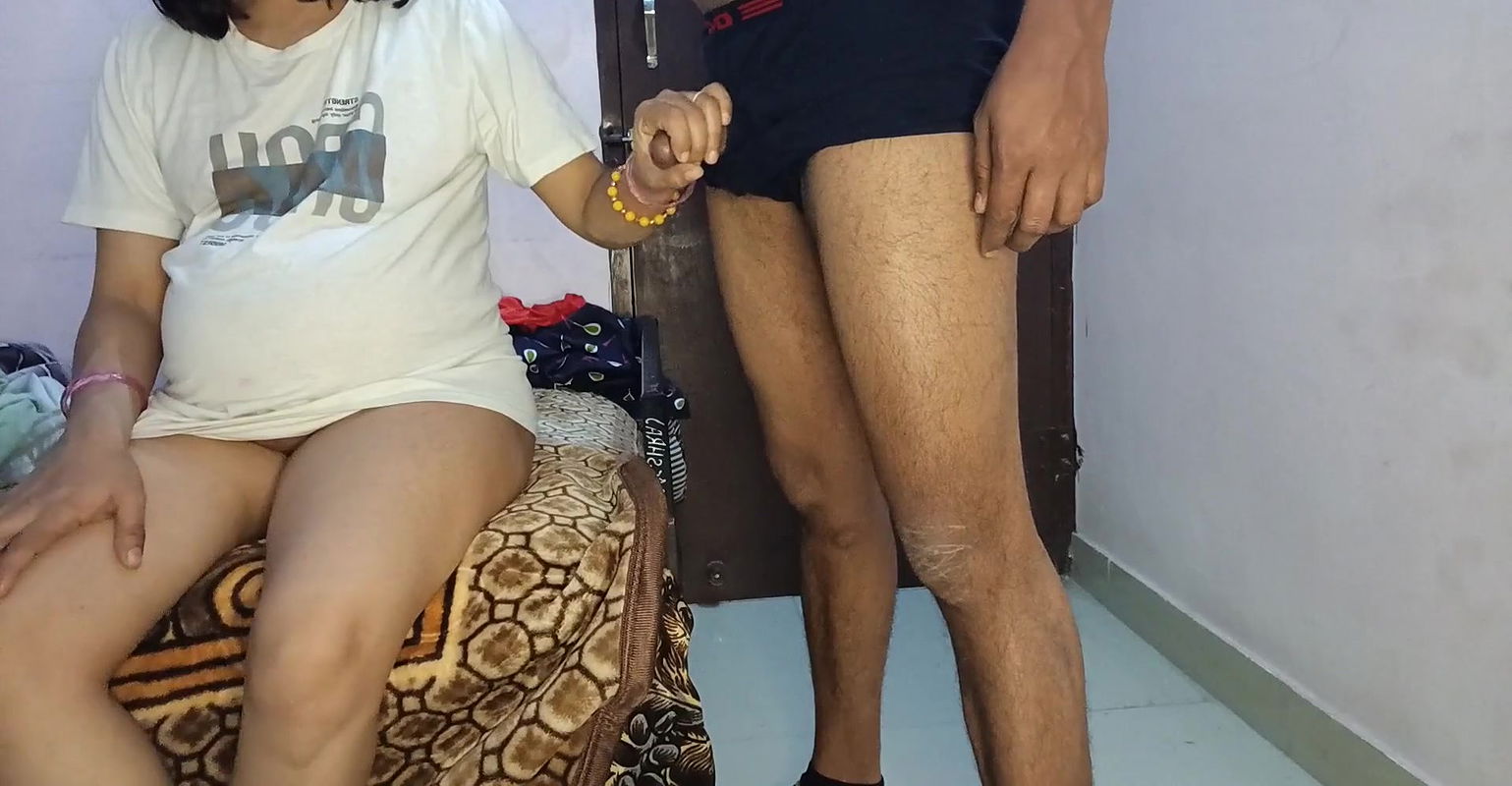 Bhabi Dewar ke room me aake Kapde Badal rahi thi