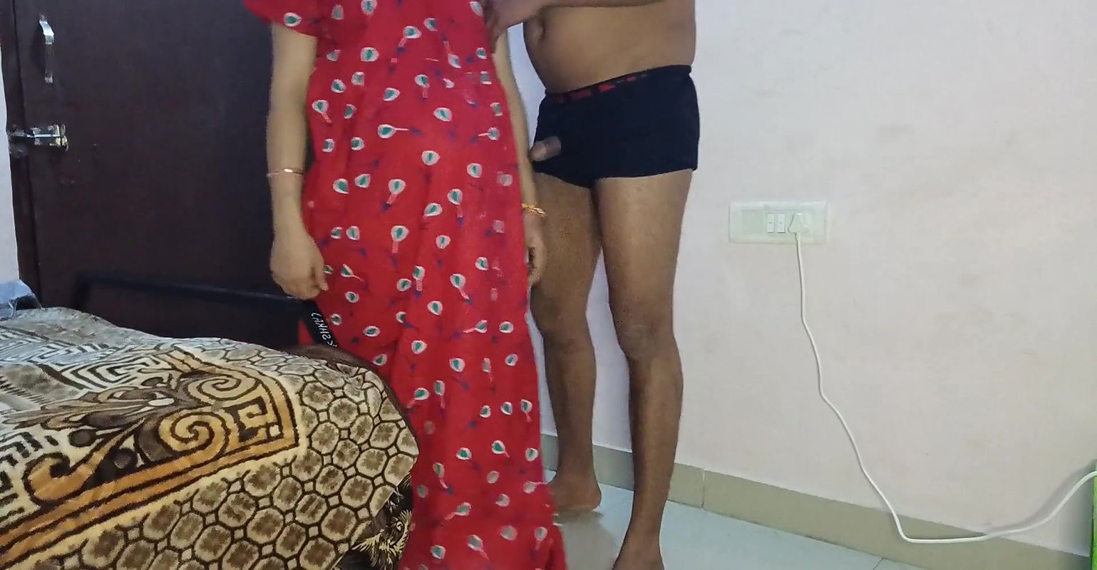 Bhabi mexi peahen kar room me aai Dewar Pele se open hoke khada tha