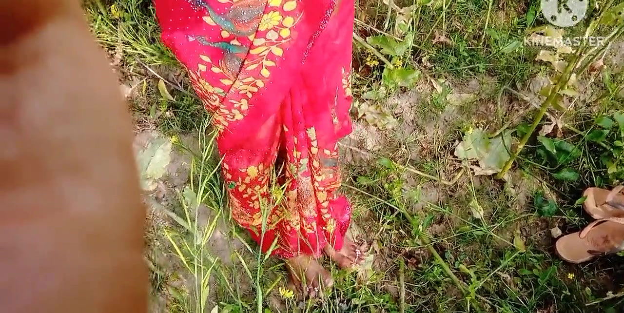 Indian desi bhabi sarso ki khet me apne cute me rasilii pani