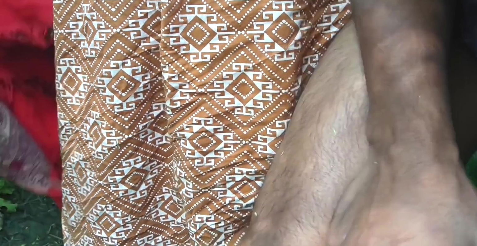 Makan malik jab Ghar ke naukrani ko jungle me lejake hard sex kar rahe the tab Malikin ne dono ko pakra chudai karte huye tab k