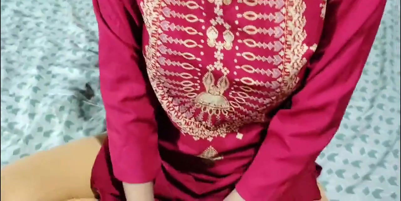 Jab mood bigda to stepsister ko hi chodne laga