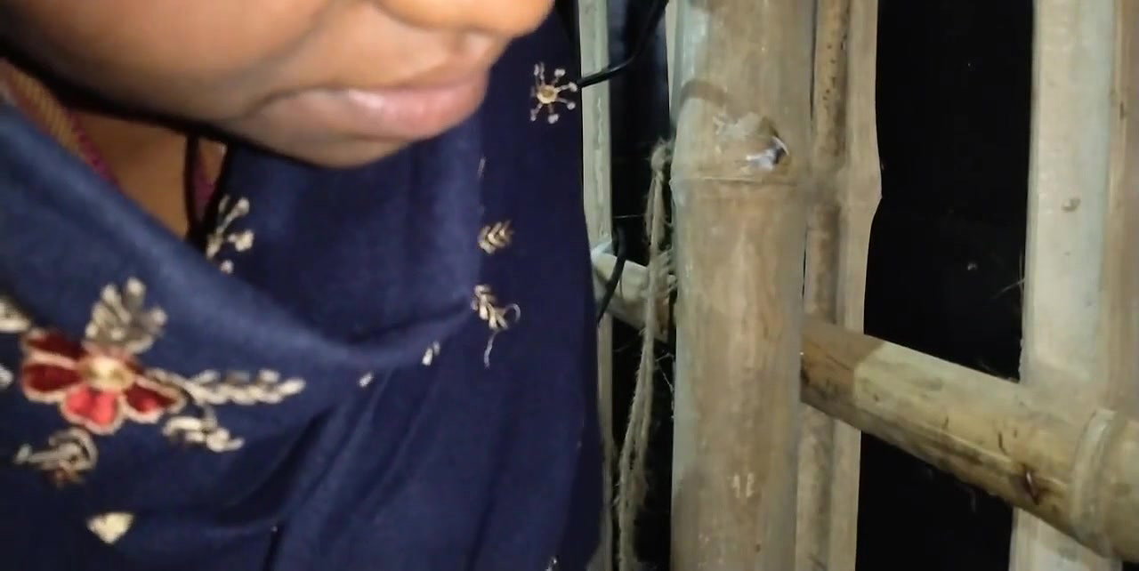 Pumi bhabi ne gazor se aapni peyas bujha rahi thi