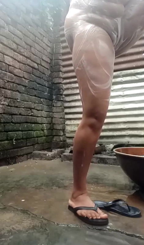 saveing hairy pussy before bath    Desi village girl akhi bath and pussy saving by rezor