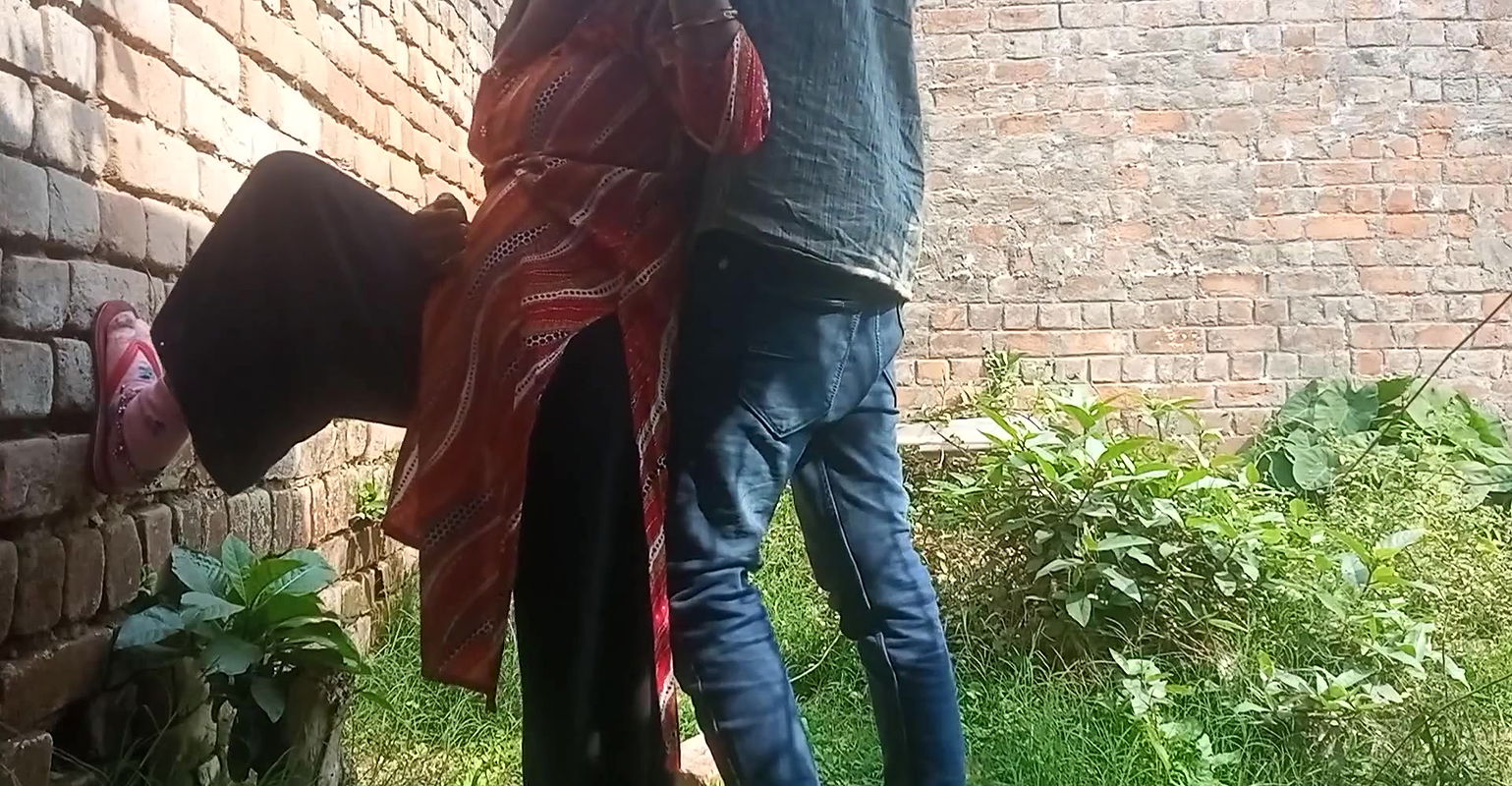Indian hot girlfriend gets fucked by her boyfriend outdoor hard-core Desi sex video