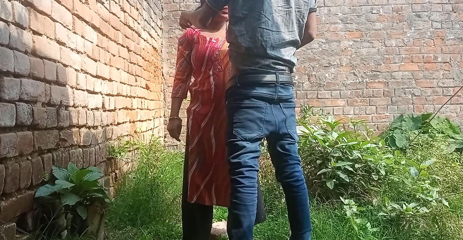 Indian hot girlfriend gets fucked by her boyfriend outdoor hard-core Desi sex video