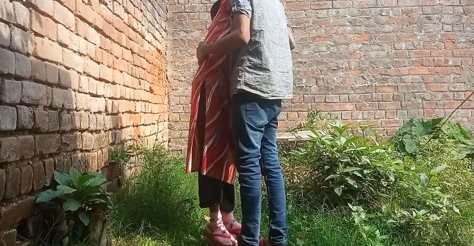 Indian hot girlfriend gets fucked by her boyfriend outdoor hard-core Desi sex video