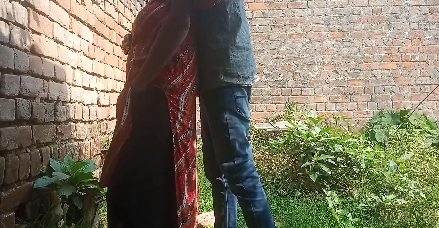 Indian hot girlfriend gets fucked by her boyfriend outdoor hard-core Desi sex video