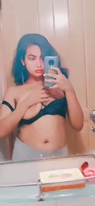 Sexy Gf Showing Boobs