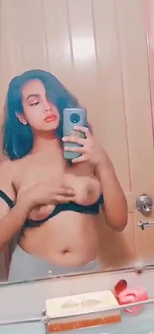 Sexy Gf Showing Boobs