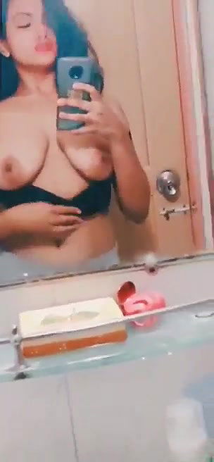 Sexy Gf Showing Boobs