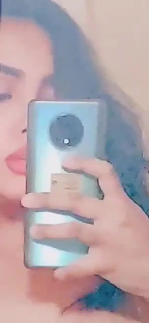 Sexy Gf Showing Boobs