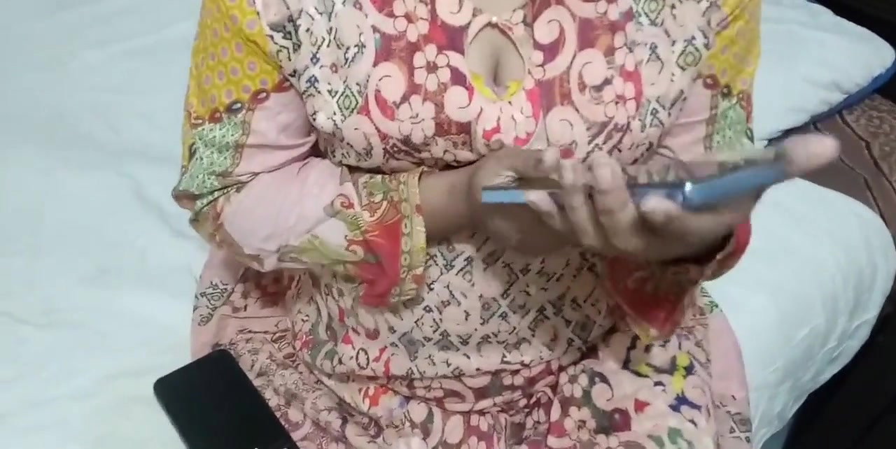 Stepson gifted stepmom a new mobile because stepmom’s mobile was very old