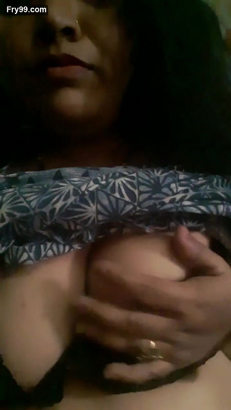 Desi lady showing boobs