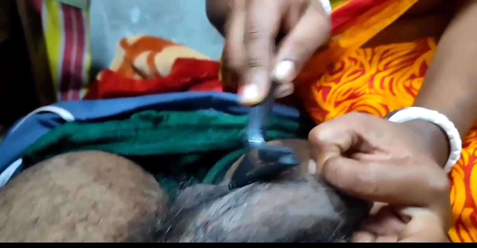 Bhabhi ne chupke se Patike baal saaf kor diya !! Boudi lukiye tar jamier baal kete dilo