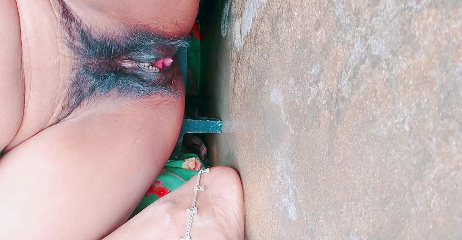 Desi alone bhabhi SAVING VERY LONG HAIRY PUSSY and fingring niked bath leaked viral mms