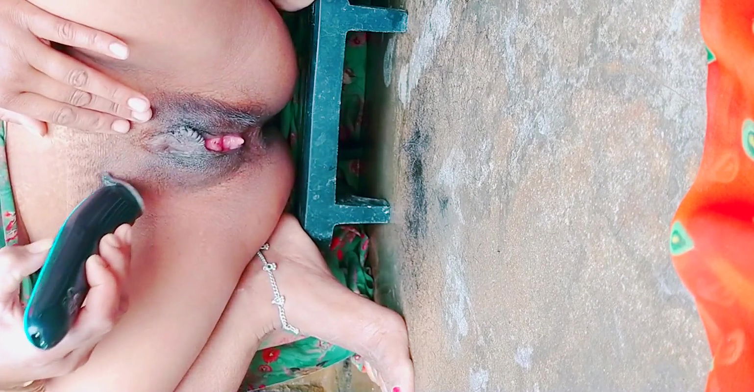 Desi alone bhabhi SAVING VERY LONG HAIRY PUSSY and fingring niked bath leaked viral mms