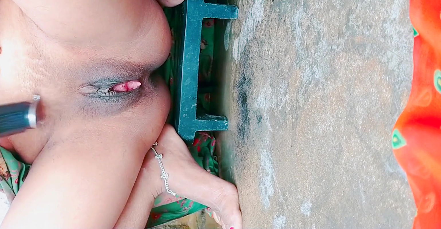 Desi alone bhabhi SAVING VERY LONG HAIRY PUSSY and fingring niked bath leaked viral mms