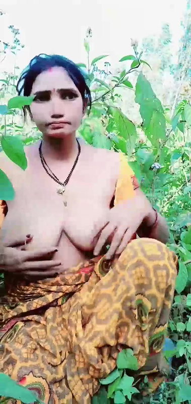 Horny Village Bhabhi Outdoor Masterbuting