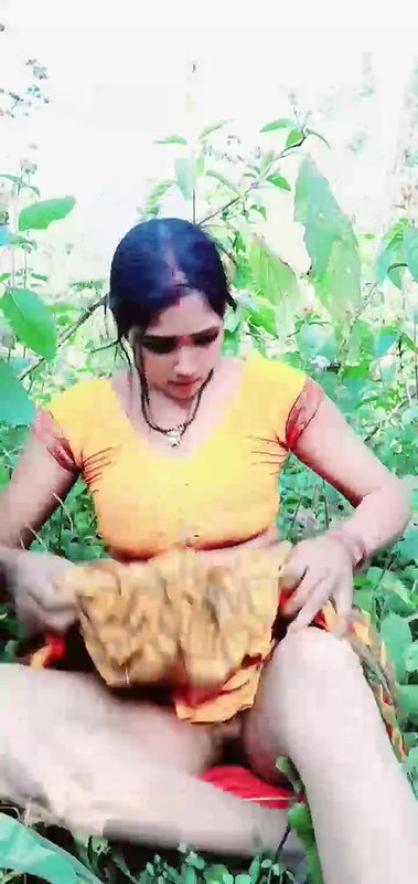 Horny Village Bhabhi Outdoor Masterbuting