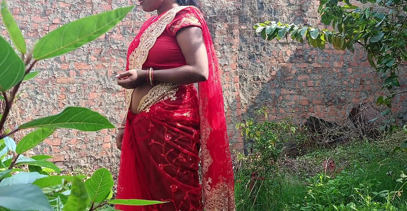 Newly married hot Indian bhabhi outdoor real sex video