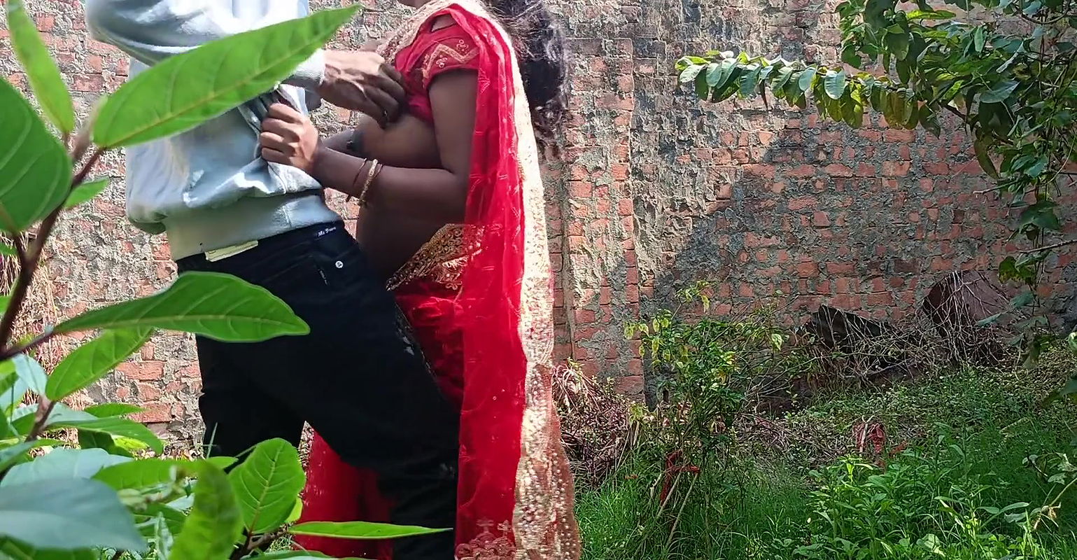 Newly married hot Indian bhabhi outdoor real sex video