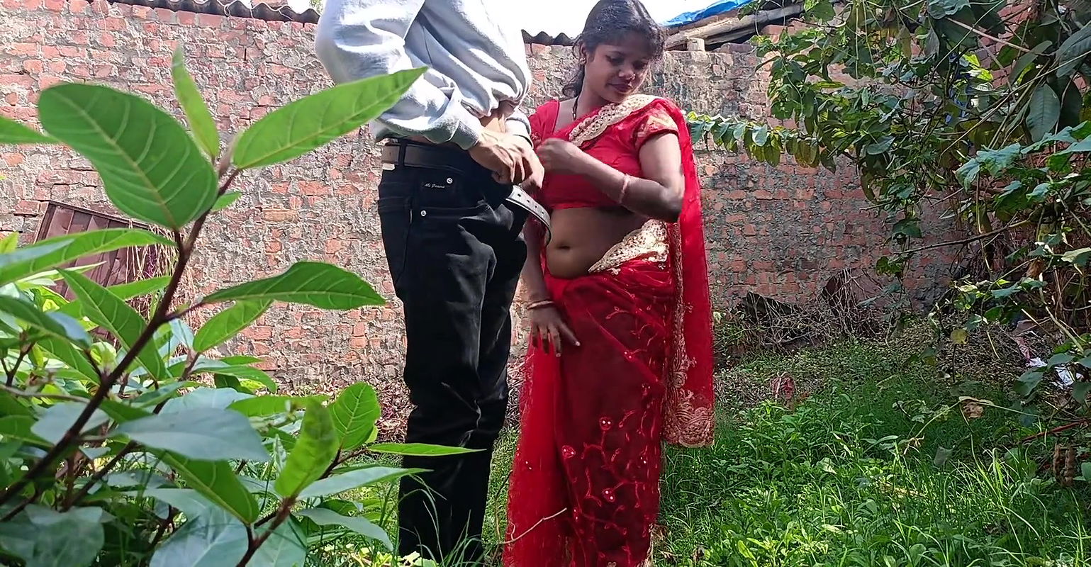 Newly married hot Indian bhabhi outdoor real sex video