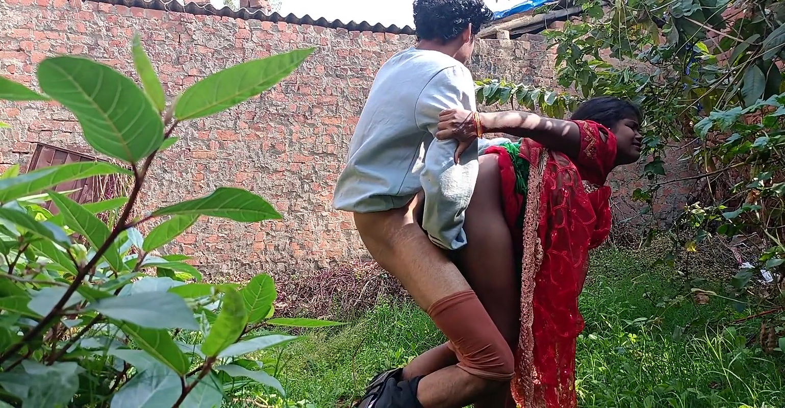 Newly married hot Indian bhabhi outdoor real sex video