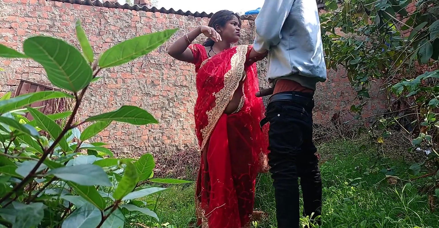 Newly married hot Indian bhabhi outdoor real sex video