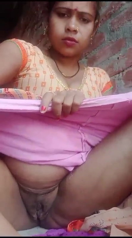 Horny village bhabhi taking bottle inside and masturbating