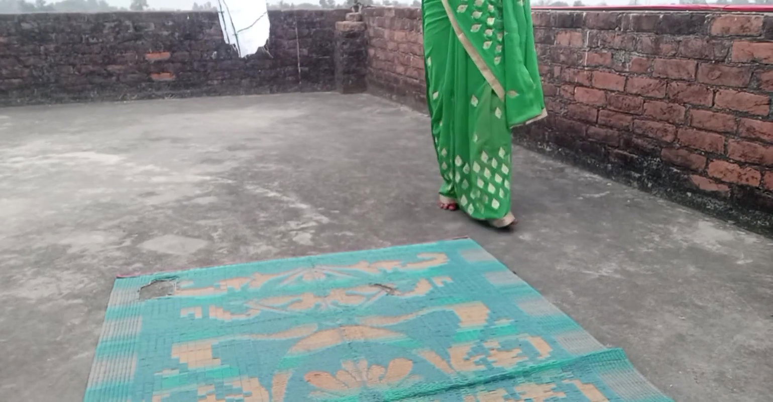 Country sister-in-law and brother-in-law climbed on the terrace, sister-in-law massaged brother-in-law’s penis and brother-in-la