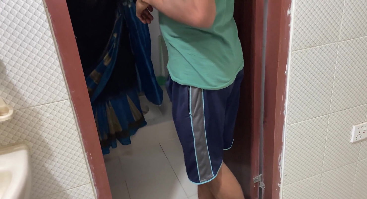 I found my aunty peeing alone in the bathroom so I grabbed her and started fucking her