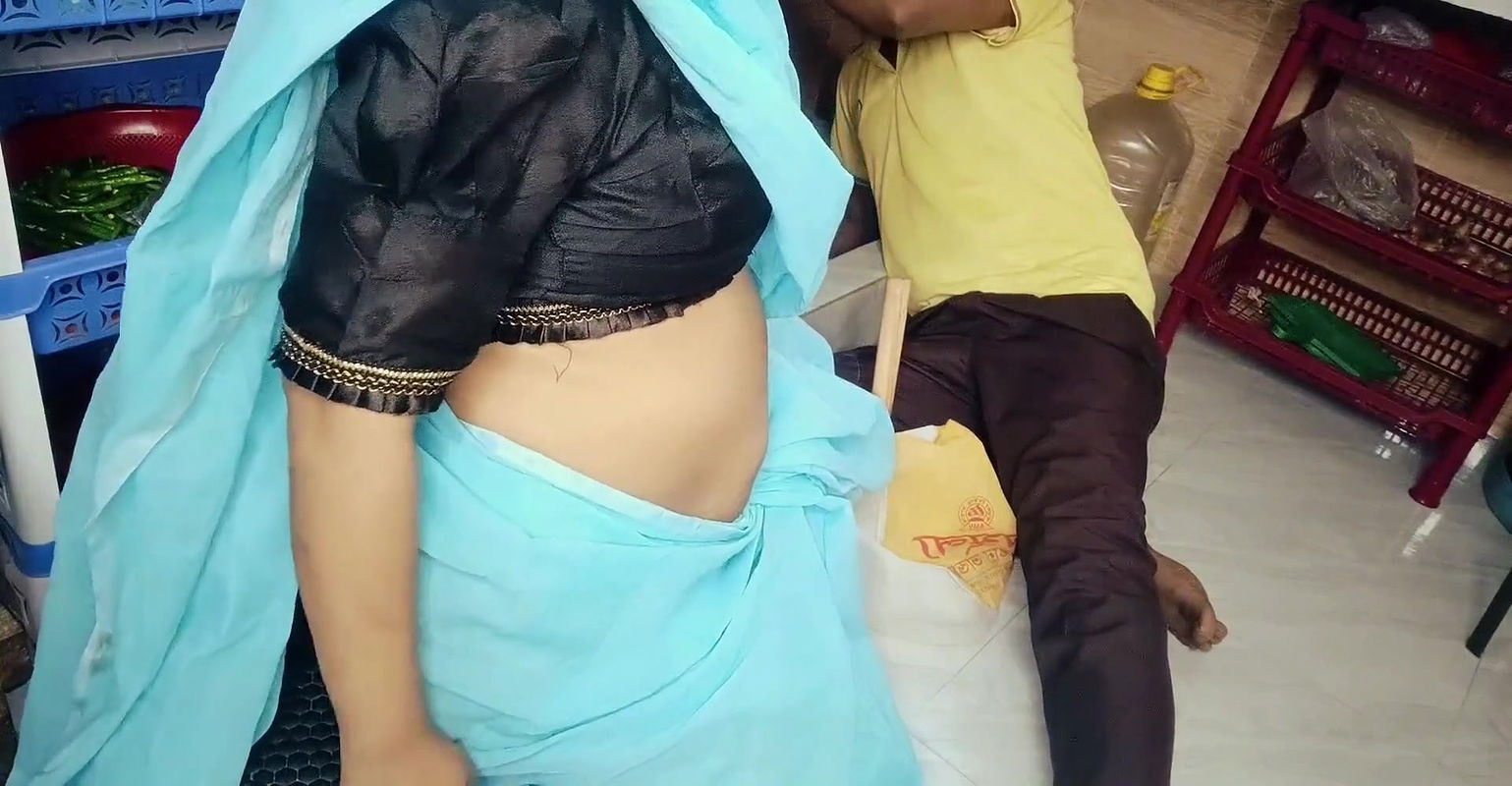 Bengali desi Housewife Fuckd with Her Servant at kitchen Room  clear audio