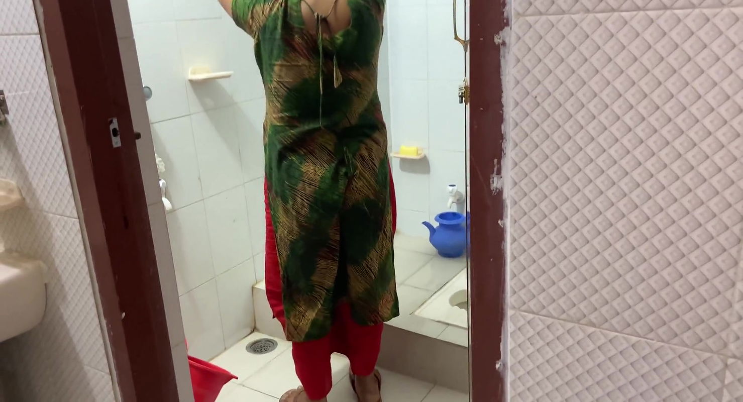 I went to the bathroom and started fucking my stepsister