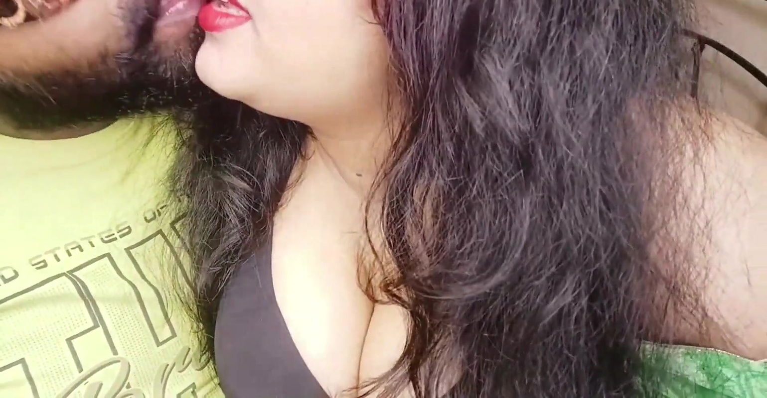 DAMAD JI KO PATA KAR SAAS NE APNI PYASI CHOOT KI SARI GARMI NIKAAL DALI