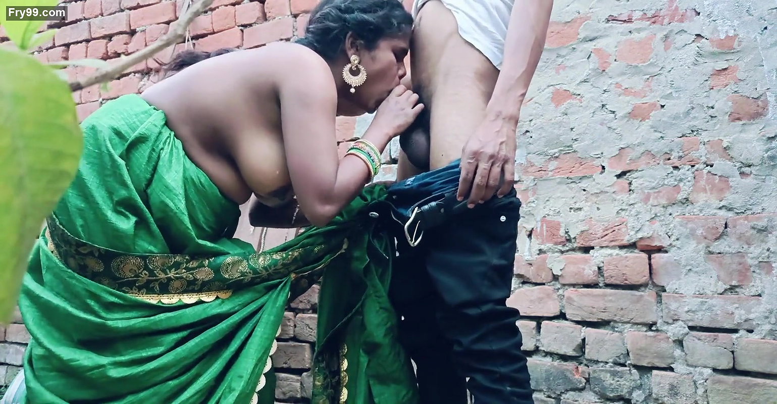 Hot Indian bhabhi outdoor real anal sex video desi bhabhi ki chudai ghar ke pichhe real chudai video