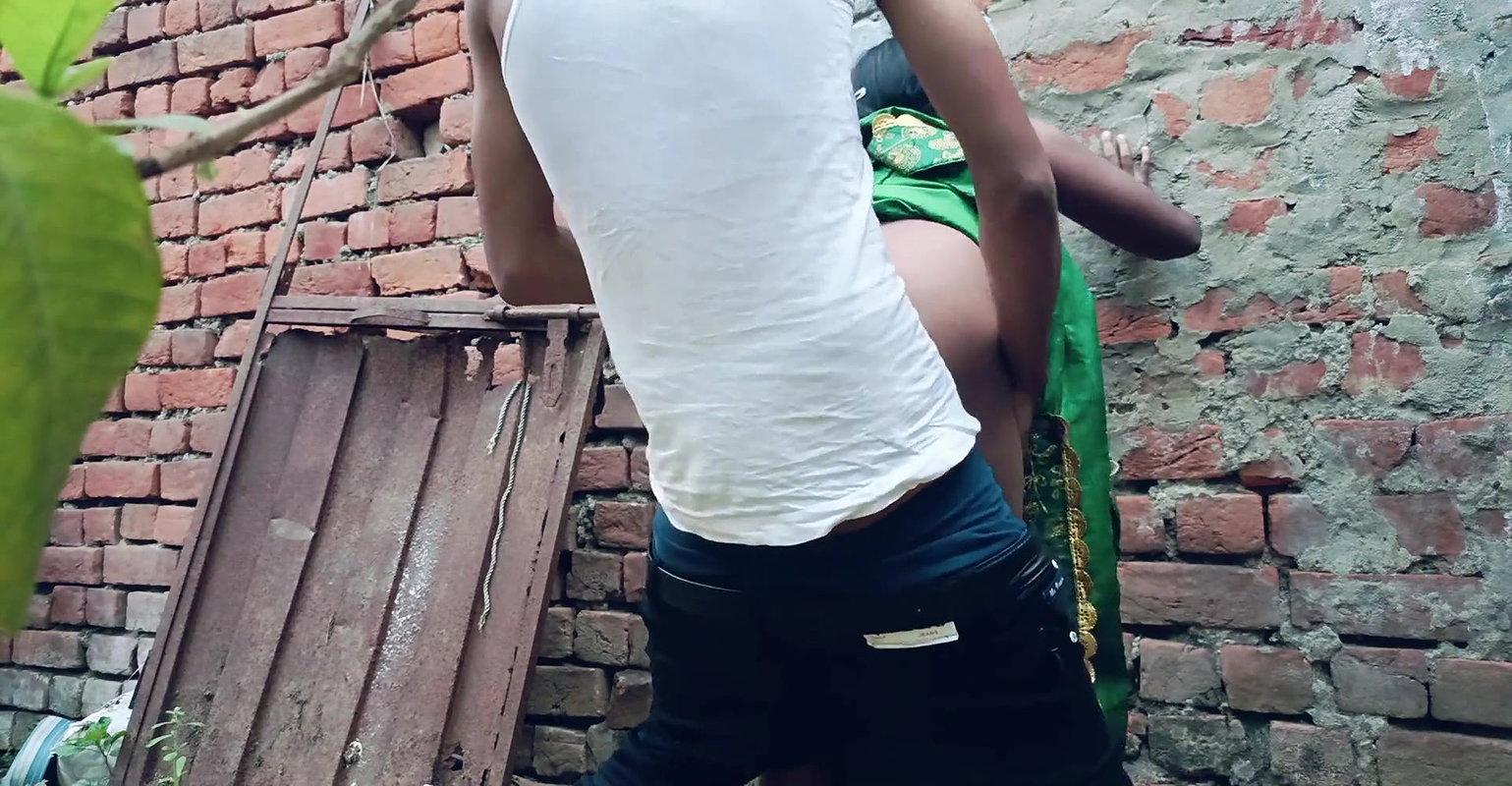 Hot Indian bhabhi outdoor real anal sex video desi bhabhi ki chudai ghar ke pichhe real chudai video