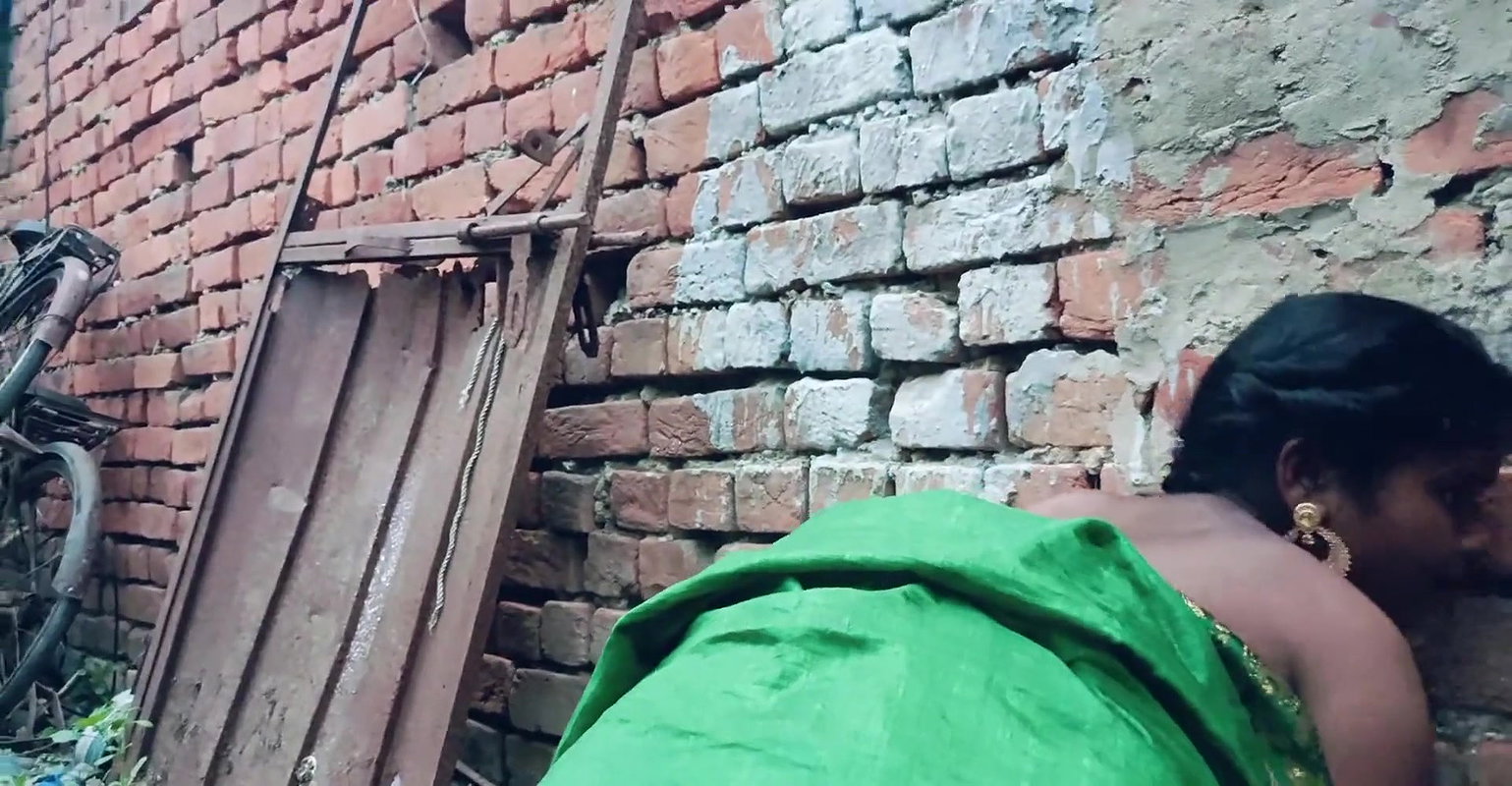 Hot Indian bhabhi outdoor real anal sex video desi bhabhi ki chudai ghar ke pichhe real chudai video
