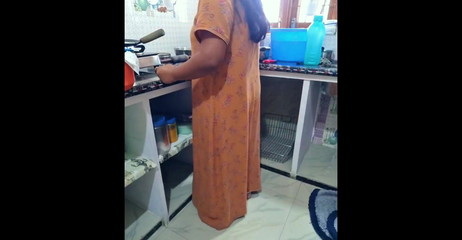 Desi bhabhi ko kitchen me devar ne lund chusa diya
