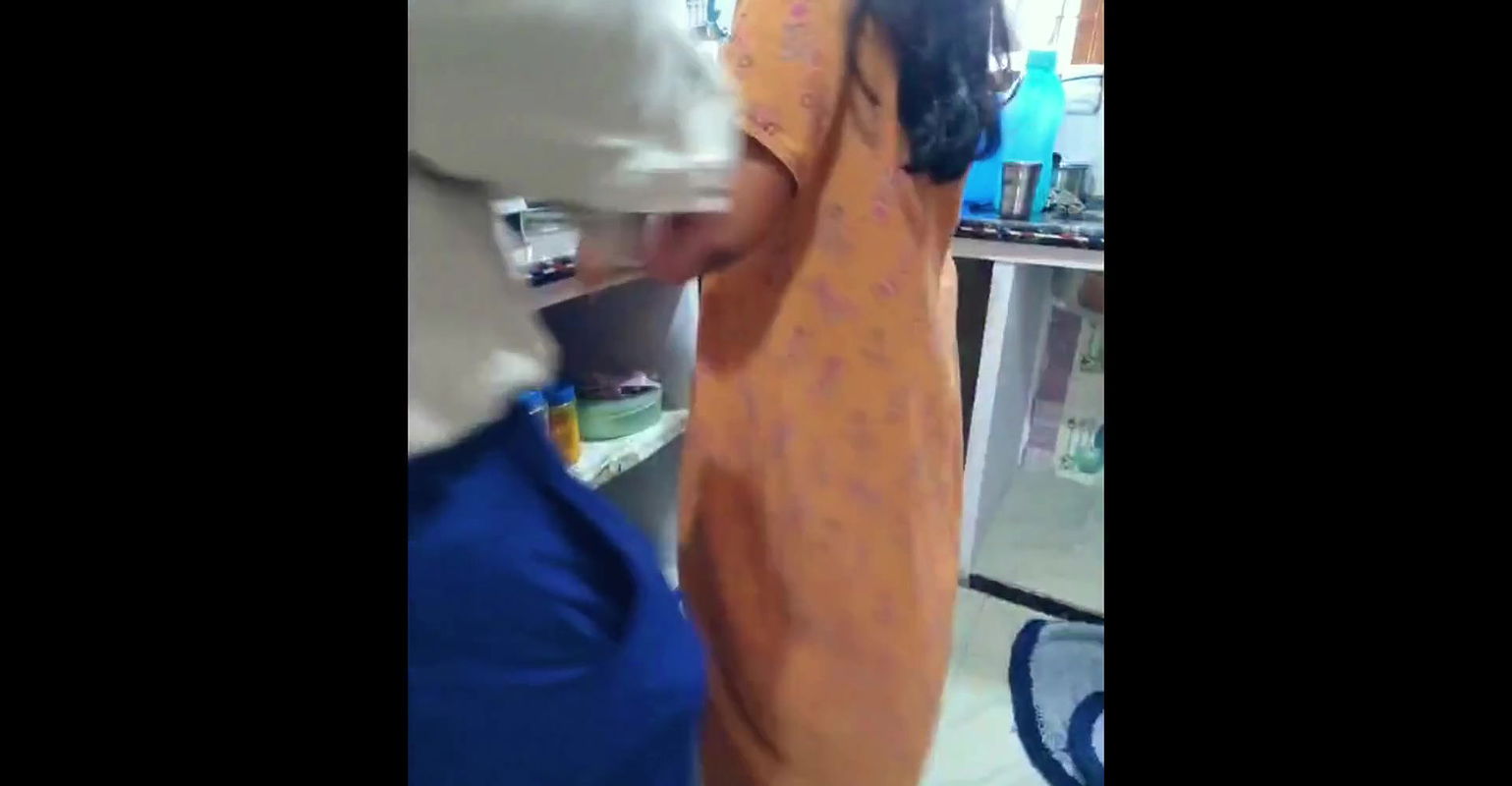 Desi bhabhi ko kitchen me devar ne lund chusa diya