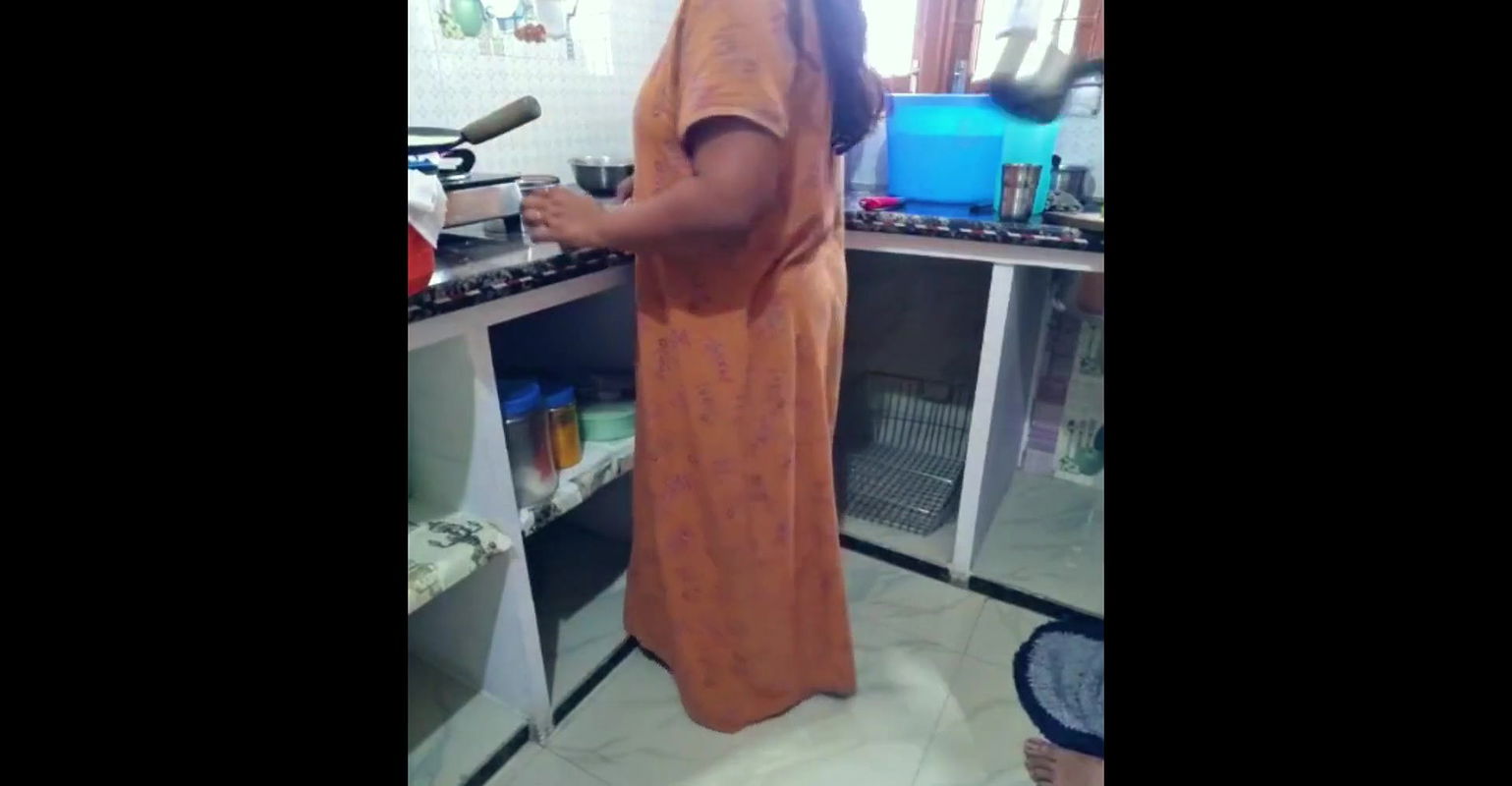 Desi bhabhi ko kitchen me devar ne lund chusa diya